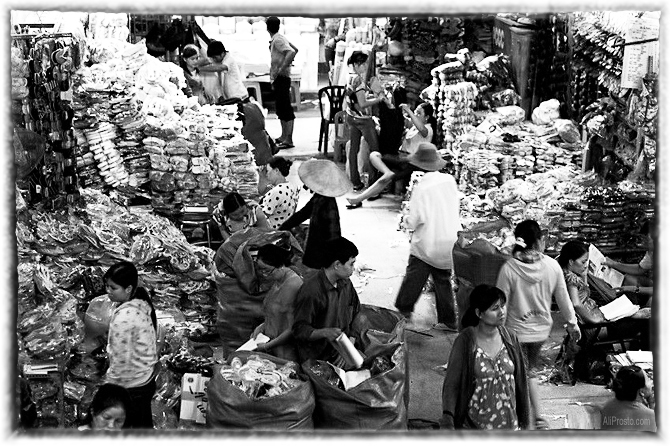 В Китае огромные кучи товара. Предоставляют трек номера. Что бы можно было отследить товар, посылку. В случае поломки товара - можно открыть спор и вернуть деньги