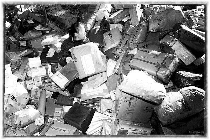 На алиэкспресс очень дешевые цены. Из-за конкуренции. Из-за этого отправка посылок происходит огромными кучами. В посылках можно потеряться или утонуть.