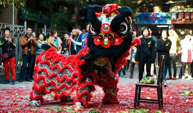 Китайский новый год - Танец В Новый год в Китае, проводят народные танцы с драконами