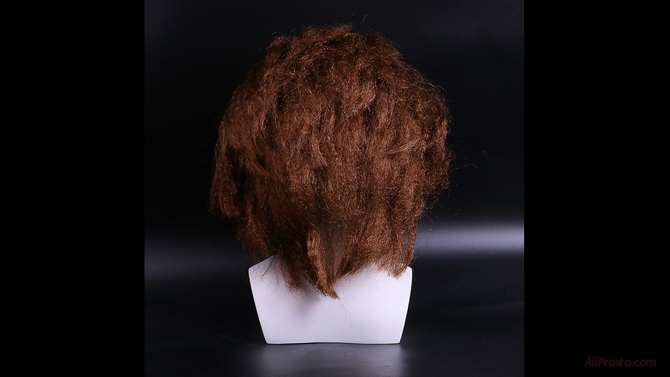 С обратной стороны данная маска набита огромной кучей волос, которые будут закрывать ваш затылок