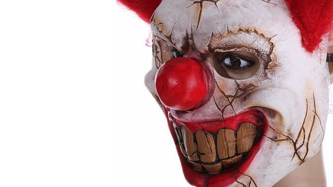 Очень большие зубы, что и есть довольно красиво и страшно и круглый нос как и всех клоунов