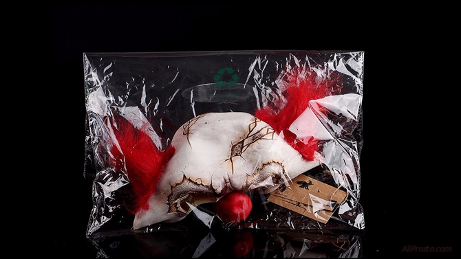 Страшную маску клоуна для отправки на сайте АлиЭкспресс запечатывают вот в такой пакет и отправляют к вам