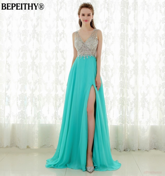 Голубое платье в средних тонах для выпускного бала