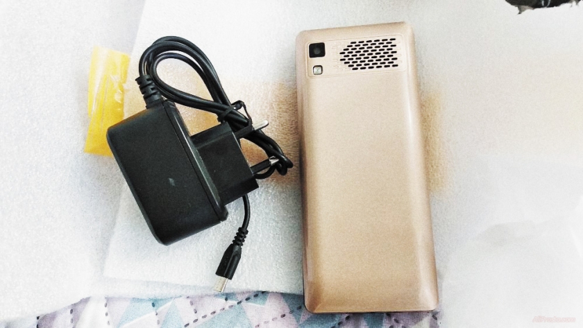 Обратная сторона кнопочного телефона с aliexpress